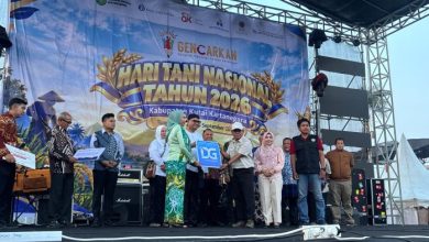 Bupati Kukar resmi membuka Gencarkan Hari Tani Nasional 2026 di Lapangan Parkir Stadion Rondong Demang Tenggarong, Jum'at (25/9/2026).