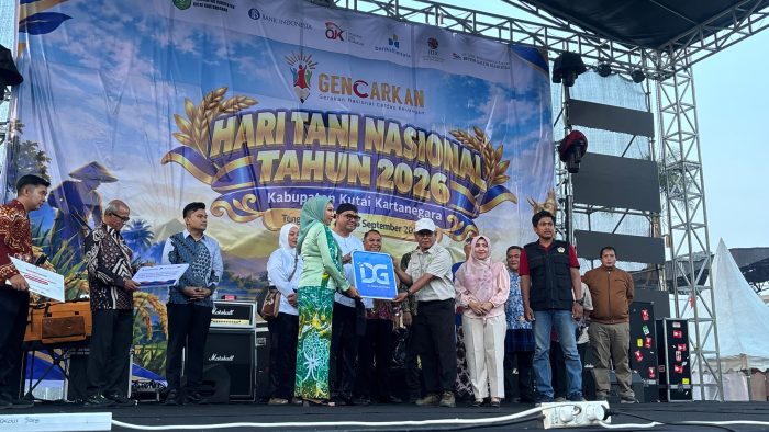 Bupati Kukar resmi membuka Gencarkan Hari Tani Nasional 2026 di Lapangan Parkir Stadion Rondong Demang Tenggarong, Jum'at (25/9/2026).
