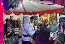 Bupati Kukar Tinjau Stand Expo Disdikbud Kukar di Lapangan Parkir Stadion Rondong Demang, Tenggarong, Jumat (25/9/2026).