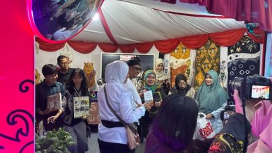 Bupati Kukar Tinjau Stand Expo Disdikbud Kukar di Lapangan Parkir Stadion Rondong Demang, Tenggarong, Jumat (25/9/2026).