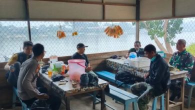 Rapat Koordinasi Anggota DPRD Kukar Bersama Pemerintah Desa dan Masyarakat Membahas Perbaikan Jembatan Kayu Batu.