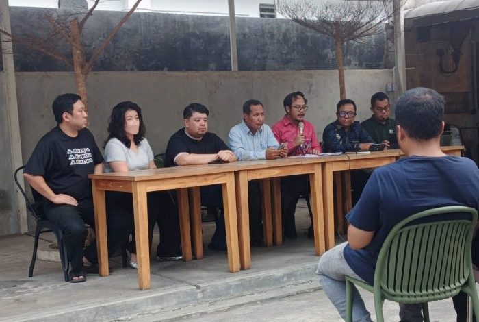 Keluarga pasien korban dugaan malapraktek dan kuasa hukum menggelar konferensi pers di Café Pluto Jalan Angklung, Samarinda, Sabtu (26/9/2026).