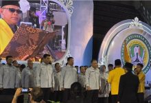 Rektor Unmul Prof Abdunnur ketika melantik kepengurusan IKA Unmul 2026-2031 yang diketuai Agus Suwandy.