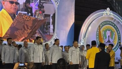 Rektor Unmul Prof Abdunnur ketika melantik kepengurusan IKA Unmul 2026-2031 yang diketuai Agus Suwandy.