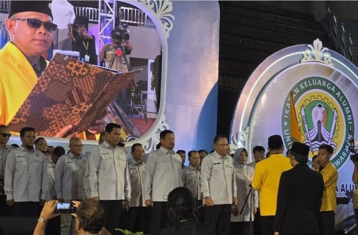 Rektor Unmul Prof Abdunnur ketika melantik kepengurusan IKA Unmul 2026-2031 yang diketuai Agus Suwandy.