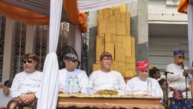 Ketua DPRD Kukar Ahmad Yani (kanan pertama) Saat Menghadiri Acara Ngulur Naga dan Belimbur Rangkaian Erau Adat Kutai 2026, Minggu (27/9/2026).
