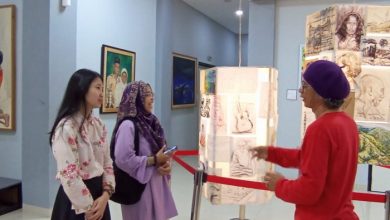Pameran tunggal perupa senior Kaltim, Cadio Tarompo bertajuk “Jejak Waktu Perjalanan 55 Tahun Karya Cadio Tarompo”.