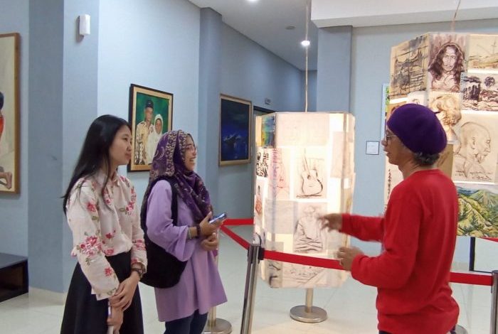 Pameran tunggal perupa senior Kaltim, Cadio Tarompo bertajuk “Jejak Waktu Perjalanan 55 Tahun Karya Cadio Tarompo”.