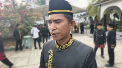 Wakil Ketua II DPRD Kukar Junadi saat menghadiri Acara Ziarah Makam Pendiri Kota Tenggarong, Senin (28/9/2026).