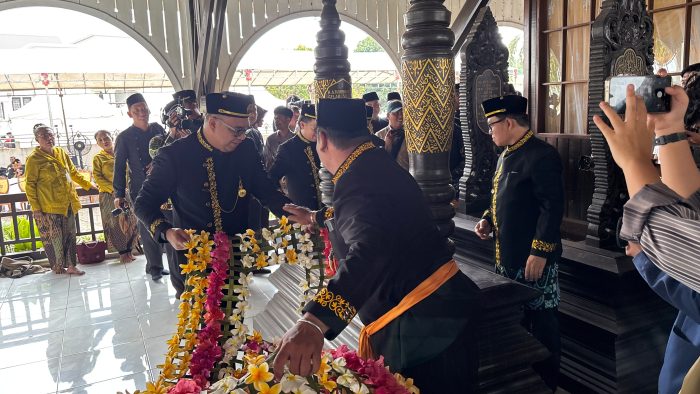 Foto : Bupati Kukar Aulia Rahman Basri lakukan ziarah ke makam Aji Imbut, Senin (28/9/2026).