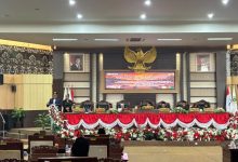 Bupati Kukar Aulia Rahman Basri saat menghadiri Rapat Paripurna HUT Tenggarong di DPRD Kukar, Senin (28/9/2026).