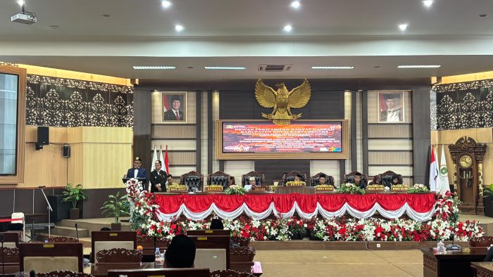 Bupati Kukar Aulia Rahman Basri saat menghadiri Rapat Paripurna HUT Tenggarong di DPRD Kukar, Senin (28/9/2026).