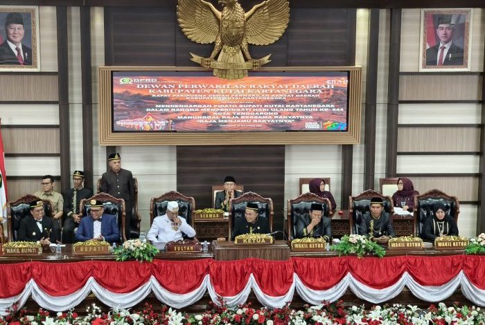Rapat Paripurna DPRD Kukar dengan mendengarkan Penyampaian Bupati Kukar Memperingati HUT Kota Tenggarong Ke-244, Senin (28/9/2026).