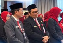 Andi Muhammad Ishak dan dr Jaya Mualimin sempat terlibat pembicaraan sebelum dilantik Gubernur Rudy Mas’ud.