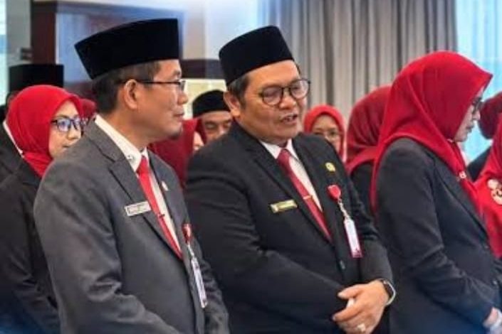 Andi Muhammad Ishak dan dr Jaya Mualimin sempat terlibat pembicaraan sebelum dilantik Gubernur Rudy Mas’ud.