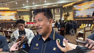 Sekretaris Kabupaten Kukar H Sunggono diwawancarai usai menghadiri Rapat Paripurna Penyampaian Nota Keuangan Rancangan Perubahan APBD 2026 di Kantor DPRD Kukar, Selasa (29/9/2026).