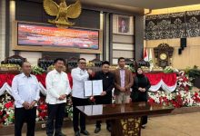 Pengesahan Perubahan APBD Kukar 2026 di Kantor DPRD Kukar, Rabu (30/9/2026).