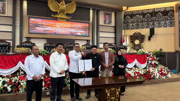 Pengesahan Perubahan APBD Kukar 2026 di Kantor DPRD Kukar, Rabu (30/9/2026).