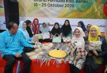 Bupati Berau, Sri Juniarsih Mas memperlihatkan salah satu produk lokal saat berada di Berau Expo 2026.