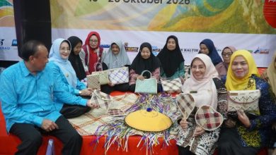 Bupati Berau, Sri Juniarsih Mas memperlihatkan salah satu produk lokal saat berada di Berau Expo 2026.