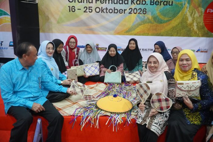 Bupati Berau, Sri Juniarsih Mas memperlihatkan salah satu produk lokal saat berada di Berau Expo 2026.