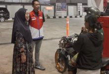 Bupati Berau, Sri Juniarsih Mas saat meninjau aktivitas pengisian BBM di salah satu SPBU, Sabtu (17/10/2026).