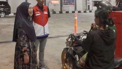 Bupati Berau, Sri Juniarsih Mas saat meninjau aktivitas pengisian BBM di salah satu SPBU, Sabtu (17/10/2026).