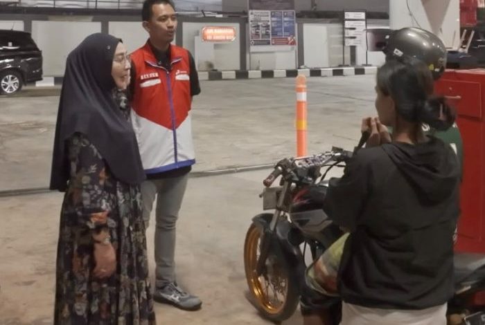 Bupati Berau, Sri Juniarsih Mas saat meninjau aktivitas pengisian BBM di salah satu SPBU, Sabtu (17/10/2026).