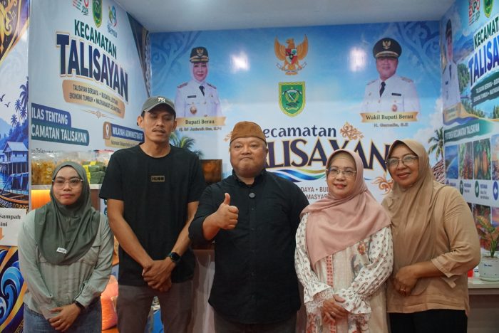 Wakil Bupati Berau, Gamalis saat meninjau salah satu stand di Berau Expo 2026, Kamis (20/10/2026).