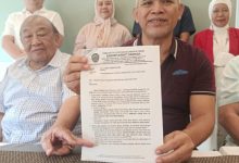 Ketua Pembina Yayasan Rumah Sakit Islam Samarinda, Barkati menunjukkan surat persetujuan perpanjangan ijin Rumah Sakit Islam.
