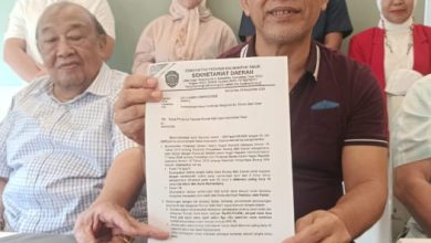Ketua Pembina Yayasan Rumah Sakit Islam Samarinda, Barkati menunjukkan surat persetujuan perpanjangan ijin Rumah Sakit Islam.