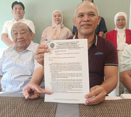 Ketua Pembina Yayasan Rumah Sakit Islam Samarinda, Barkati menunjukkan surat persetujuan perpanjangan ijin Rumah Sakit Islam.