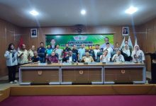 Para pengurus PCI Kaltim saat foto bersama pengurus KONI Kaltim dan Plt Kadispora Kaltim usai membuka rapat kerja yang berlangsung Sabtu (3/10/2026).