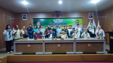 Para pengurus PCI Kaltim saat foto bersama pengurus KONI Kaltim dan Plt Kadispora Kaltim usai membuka rapat kerja yang berlangsung Sabtu (3/10/2026).