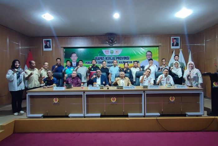 Para pengurus PCI Kaltim saat foto bersama pengurus KONI Kaltim dan Plt Kadispora Kaltim usai membuka rapat kerja yang berlangsung Sabtu (3/10/2026).