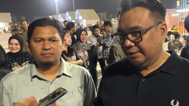 Bupati Kukar, Aulia Rahman Basri (kanan) bersama Kepala Dinas Koperasi UKM Kukar, Muhammad Reza (kiri).