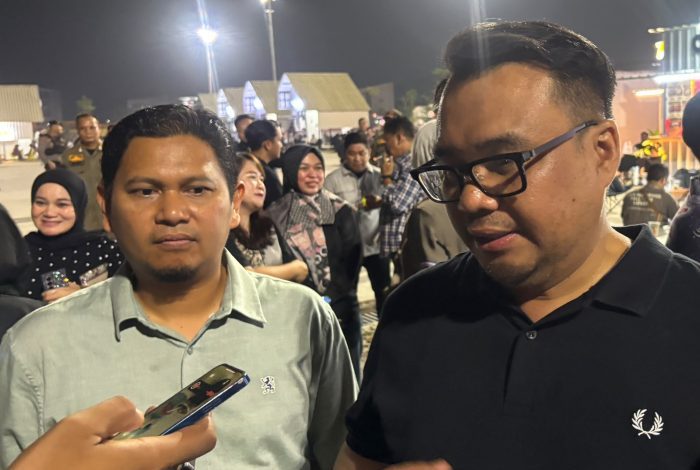 Bupati Kukar, Aulia Rahman Basri (kanan) bersama Kepala Dinas Koperasi UKM Kukar, Muhammad Reza (kiri).