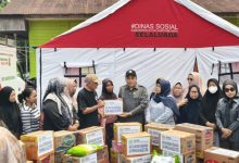 Ketua DPRD Kukar, Ahmad Yani meninjau lokasi kebakaran dan menyerahkan bantuan sembako kepada korban terdampak musibah kebakaran di Jalan AM Alimuddin, Kelurahan Melayu, Kecamatan Tenggarong, Selasa (6/10/2026).
