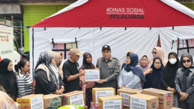 Ketua DPRD Kukar, Ahmad Yani meninjau lokasi kebakaran dan menyerahkan bantuan sembako kepada korban terdampak musibah kebakaran di Jalan AM Alimuddin, Kelurahan Melayu, Kecamatan Tenggarong, Selasa (6/10/2026).