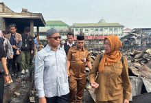 Asisten I Setkab Kukar Ahmad Taufik Hidayat meninjau lokasi kebakaran di Jalan Danau Aji, Gang Wakaf, Selasa (6/10/2026).