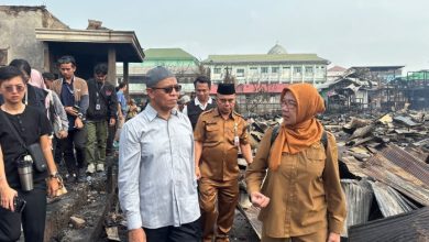 Asisten I Setkab Kukar Ahmad Taufik Hidayat meninjau lokasi kebakaran di Jalan Danau Aji, Gang Wakaf, Selasa (6/10/2026).