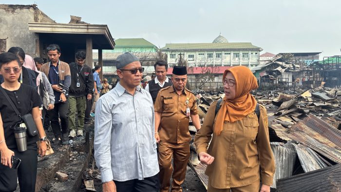 Asisten I Setkab Kukar Ahmad Taufik Hidayat meninjau lokasi kebakaran di Jalan Danau Aji, Gang Wakaf, Selasa (6/10/2026).