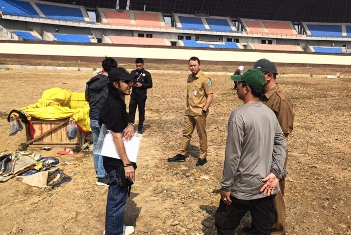 Pengurus Perbasasi Kaltim turun ke lokasi pekerjaan lapangan baseball dan softball, Selasa (6/10/2026).