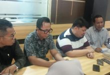 Dennis Hakim, Anak EW didampingi kuasa hukumnya membawa kasus yang menimpa ayahnya ke Polresta Samarinda.