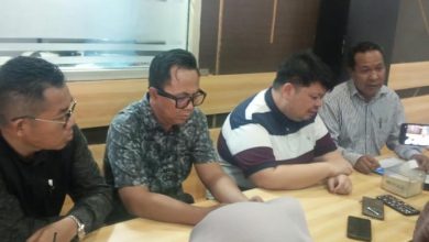 Dennis Hakim, Anak EW didampingi kuasa hukumnya membawa kasus yang menimpa ayahnya ke Polresta Samarinda.