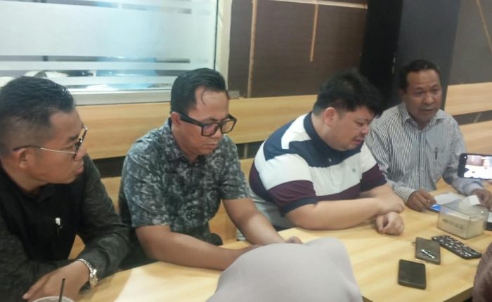 Dennis Hakim, Anak EW didampingi kuasa hukumnya membawa kasus yang menimpa ayahnya ke Polresta Samarinda.