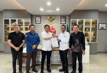 Direktur Utama BKS, Nidya Listiyono menerima pengembalian tahap dua kerugian kas daerah dari Kejari Samarinda, Kamis (8/10/2026).