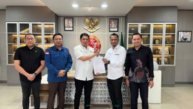Direktur Utama BKS, Nidya Listiyono menerima pengembalian tahap dua kerugian kas daerah dari Kejari Samarinda, Kamis (8/10/2026).