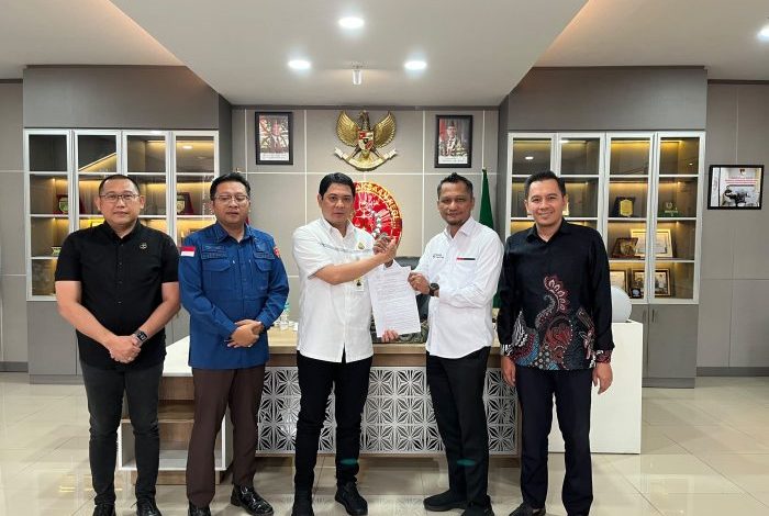 Direktur Utama BKS, Nidya Listiyono menerima pengembalian tahap dua kerugian kas daerah dari Kejari Samarinda, Kamis (8/10/2026).