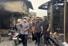 Bupati Kukar Aulia Rahman Basri meninjau lokasi kebakaran di Jalan Danau Aji, Gang Wakaf 2, Kelurahan Melayu, Kecamatan Tenggarong, Kamis (8/10/2026).